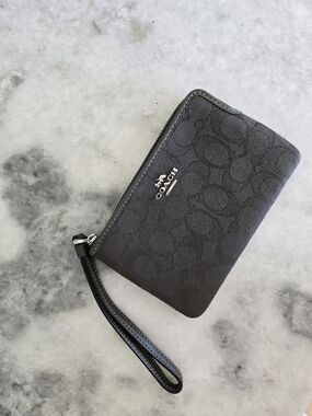 NWOT | Coach Olive Green Signature Zip Wristlet | Silver